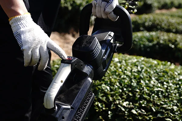 3trimming hedges and shrubs a comprehensive guide to hedge trimmers