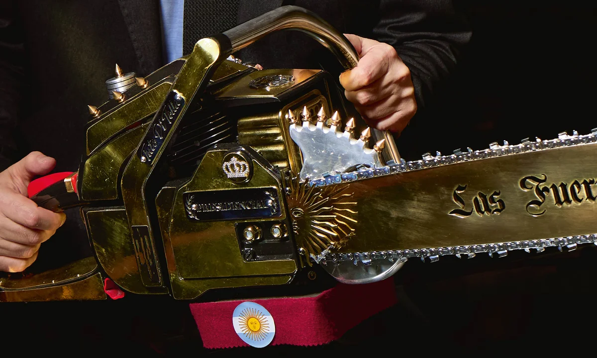 the chainsaw engraved with the bold phrase viva la libertad carajo